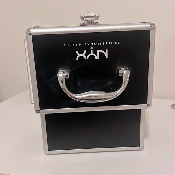 NYX professional makeup box with key, on the small in size - Picture 4 of 7